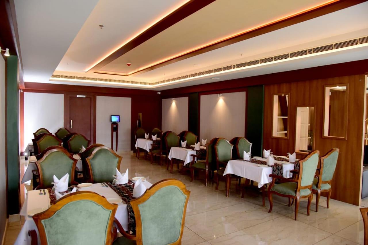 Hotel Emerald Palace Kottiyam Buitenkant foto